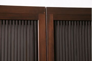昭和初期の格子戸2枚をリペア&カスタム!設置場所に合わせてリサイズ。麻の葉模様ガラス、すりガラスを入れ替え。現状に近しい色味に着色し仕上げ。(引き戸、建具)