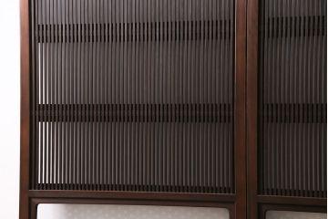 昭和初期の格子戸2枚をリペア&カスタム!設置場所に合わせてリサイズ。麻の葉模様ガラス、すりガラスを入れ替え。現状に近しい色味に着色し仕上げ。(引き戸、建具)