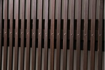 昭和初期の格子戸2枚をリペア&カスタム!設置場所に合わせてリサイズ。麻の葉模様ガラス、すりガラスを入れ替え。現状に近しい色味に着色し仕上げ。(引き戸、建具)