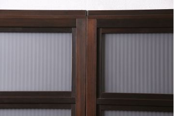 昭和初期の格子戸2枚をリペア&カスタム!設置場所に合わせてリサイズ。麻の葉模様ガラス、すりガラスを入れ替え。現状に近しい色味に着色し仕上げ。(引き戸、建具)