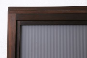 昭和初期の格子戸2枚をリペア&カスタム!設置場所に合わせてリサイズ。麻の葉模様ガラス、すりガラスを入れ替え。現状に近しい色味に着色し仕上げ。(引き戸、建具)