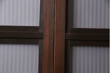 昭和初期の格子戸2枚をリペア&カスタム!設置場所に合わせてリサイズ。麻の葉模様ガラス、すりガラスを入れ替え。現状に近しい色味に着色し仕上げ。(引き戸、建具)