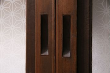 昭和初期の格子戸2枚をリペア&カスタム!設置場所に合わせてリサイズ。麻の葉模様ガラス、すりガラスを入れ替え。現状に近しい色味に着色し仕上げ。(引き戸、建具)