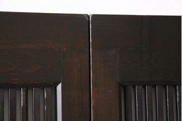 明治大正期の蔵戸をリペア&カスタム!2枚に分割。設置場所に合わせてリサイズ。戸車、引き手を取り付け。すりガラスを組み入れ。外部用塗装で仕上げ。(玄関戸、引き戸、建具)