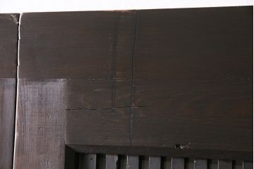 明治大正期の蔵戸をリペア&カスタム!2枚に分割。設置場所に合わせてリサイズ。戸車、引き手を取り付け。すりガラスを組み入れ。外部用塗装で仕上げ。(玄関戸、引き戸、建具)