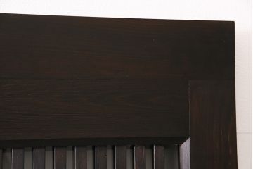 明治大正期の蔵戸をリペア&カスタム!2枚に分割。設置場所に合わせてリサイズ。戸車、引き手を取り付け。すりガラスを組み入れ。外部用塗装で仕上げ。(玄関戸、引き戸、建具)