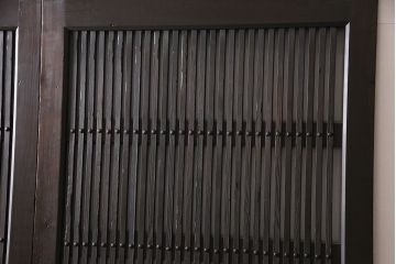 明治大正期の蔵戸をリペア&カスタム!2枚に分割。設置場所に合わせてリサイズ。戸車、引き手を取り付け。すりガラスを組み入れ。外部用塗装で仕上げ。(玄関戸、引き戸、建具)