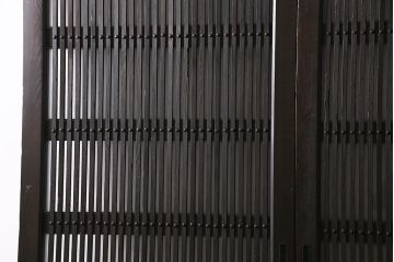 明治大正期の蔵戸をリペア&カスタム!2枚に分割。設置場所に合わせてリサイズ。戸車、引き手を取り付け。すりガラスを組み入れ。外部用塗装で仕上げ。(玄関戸、引き戸、建具)