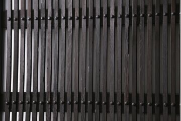 明治大正期の蔵戸をリペア&カスタム!2枚に分割。設置場所に合わせてリサイズ。戸車、引き手を取り付け。すりガラスを組み入れ。外部用塗装で仕上げ。(玄関戸、引き戸、建具)