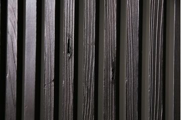 明治大正期の蔵戸をリペア&カスタム!2枚に分割。設置場所に合わせてリサイズ。戸車、引き手を取り付け。すりガラスを組み入れ。外部用塗装で仕上げ。(玄関戸、引き戸、建具)