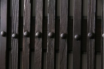 明治大正期の蔵戸をリペア&カスタム!2枚に分割。設置場所に合わせてリサイズ。戸車、引き手を取り付け。すりガラスを組み入れ。外部用塗装で仕上げ。(玄関戸、引き戸、建具)