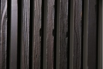 明治大正期の蔵戸をリペア&カスタム!2枚に分割。設置場所に合わせてリサイズ。戸車、引き手を取り付け。すりガラスを組み入れ。外部用塗装で仕上げ。(玄関戸、引き戸、建具)