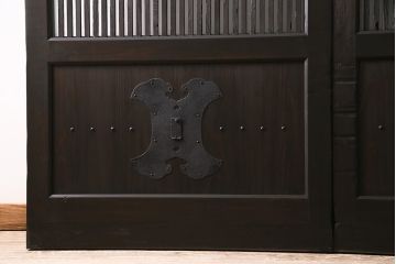 明治大正期の蔵戸をリペア&カスタム!2枚に分割。設置場所に合わせてリサイズ。戸車、引き手を取り付け。すりガラスを組み入れ。外部用塗装で仕上げ。(玄関戸、引き戸、建具)