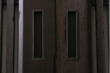 明治大正期の蔵戸をリペア&カスタム!2枚に分割。設置場所に合わせてリサイズ。戸車、引き手を取り付け。すりガラスを組み入れ。外部用塗装で仕上げ。(玄関戸、引き戸、建具)