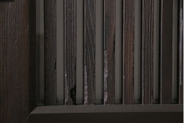 明治大正期の蔵戸をリペア&カスタム!2枚に分割。設置場所に合わせてリサイズ。戸車、引き手を取り付け。すりガラスを組み入れ。外部用塗装で仕上げ。(玄関戸、引き戸、建具)