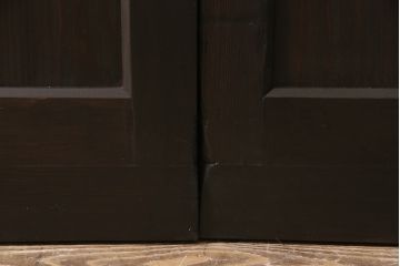 明治大正期の蔵戸をリペア&カスタム!2枚に分割。設置場所に合わせてリサイズ。戸車、引き手を取り付け。すりガラスを組み入れ。外部用塗装で仕上げ。(玄関戸、引き戸、建具)