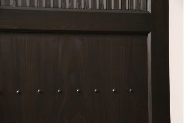 明治大正期の蔵戸をリペア&カスタム!2枚に分割。設置場所に合わせてリサイズ。戸車、引き手を取り付け。すりガラスを組み入れ。外部用塗装で仕上げ。(玄関戸、引き戸、建具)