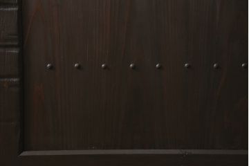 明治大正期の蔵戸をリペア&カスタム!2枚に分割。設置場所に合わせてリサイズ。戸車、引き手を取り付け。すりガラスを組み入れ。外部用塗装で仕上げ。(玄関戸、引き戸、建具)