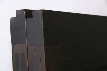 明治大正期の蔵戸をリペア&カスタム!2枚に分割。設置場所に合わせてリサイズ。戸車、引き手を取り付け。すりガラスを組み入れ。外部用塗装で仕上げ。(玄関戸、引き戸、建具)