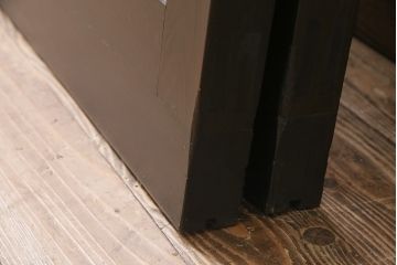 明治大正期の蔵戸をリペア&カスタム!2枚に分割。設置場所に合わせてリサイズ。戸車、引き手を取り付け。すりガラスを組み入れ。外部用塗装で仕上げ。(玄関戸、引き戸、建具)
