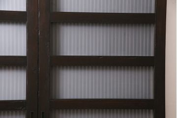明治大正期の蔵戸をリペア&カスタム!2枚に分割。設置場所に合わせてリサイズ。戸車、引き手を取り付け。すりガラスを組み入れ。外部用塗装で仕上げ。(玄関戸、引き戸、建具)