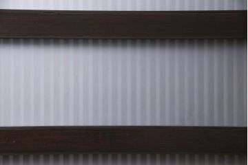明治大正期の蔵戸をリペア&カスタム!2枚に分割。設置場所に合わせてリサイズ。戸車、引き手を取り付け。すりガラスを組み入れ。外部用塗装で仕上げ。(玄関戸、引き戸、建具)