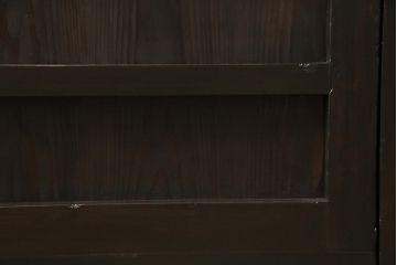 明治大正期の蔵戸をリペア&カスタム!2枚に分割。設置場所に合わせてリサイズ。戸車、引き手を取り付け。すりガラスを組み入れ。外部用塗装で仕上げ。(玄関戸、引き戸、建具)