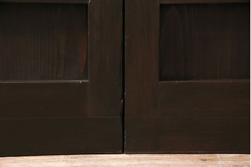 明治大正期の蔵戸をリペア&カスタム!2枚に分割。設置場所に合わせてリサイズ。戸車、引き手を取り付け。すりガラスを組み入れ。外部用塗装で仕上げ。(玄関戸、引き戸、建具)