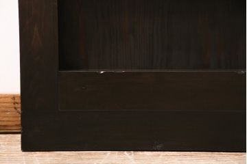 明治大正期の蔵戸をリペア&カスタム!2枚に分割。設置場所に合わせてリサイズ。戸車、引き手を取り付け。すりガラスを組み入れ。外部用塗装で仕上げ。(玄関戸、引き戸、建具)