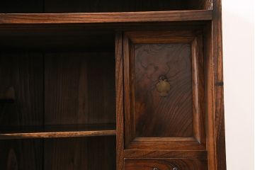 茶箪笥をリペア&カスタム!ガラス戸へ組子細工を組み入れ。木製脚を取り付け。1トーン落ち着いた色味に着色し仕上げ。(収納棚、戸棚、サイドボード)