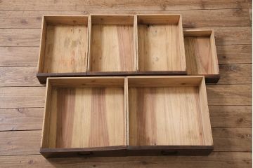 茶箪笥をリペア&カスタム!ガラス戸へ組子細工を組み入れ。木製脚を取り付け。1トーン落ち着いた色味に着色し仕上げ。(収納棚、戸棚、サイドボード)