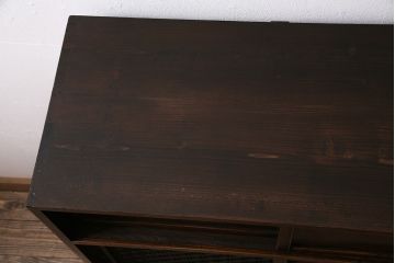 茶箪笥をリペア&カスタム!ガラス戸へ組子細工を組み入れ。木製脚を取り付け。1トーン落ち着いた色味に着色し仕上げ。(収納棚、戸棚、サイドボード)
