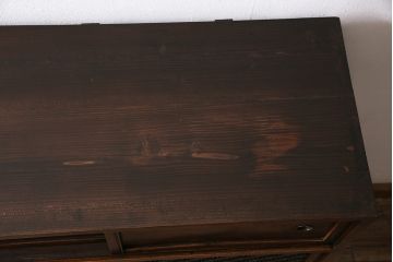 茶箪笥をリペア&カスタム!ガラス戸へ組子細工を組み入れ。木製脚を取り付け。1トーン落ち着いた色味に着色し仕上げ。(収納棚、戸棚、サイドボード)
