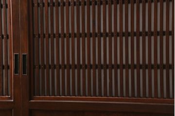 明治大正期の帯戸2枚をリペア&カスタム!設置場所に合わせてリサイズ。裏面のガラスを入れ替え。現状に近しい色味に着色し仕上げ。(引き戸、建具)