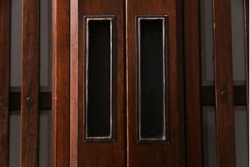 明治大正期の帯戸2枚をリペア&カスタム!設置場所に合わせてリサイズ。裏面のガラスを入れ替え。現状に近しい色味に着色し仕上げ。(引き戸、建具)
