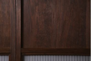 明治大正期の帯戸2枚をリペア&カスタム!設置場所に合わせてリサイズ。裏面のガラスを入れ替え。現状に近しい色味に着色し仕上げ。(引き戸、建具)