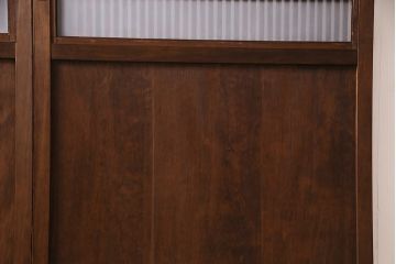明治大正期の帯戸2枚をリペア&カスタム!設置場所に合わせてリサイズ。裏面のガラスを入れ替え。現状に近しい色味に着色し仕上げ。(引き戸、建具)