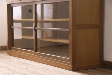 戸棚をリペア&カスタム!板戸をガラス戸へ変更。棚はセパレートさせ、可動式の棚板を設置。天板の補強。引き出しの底板を張り替え。(収納棚、キャビネット、サイドボード、飾り棚)