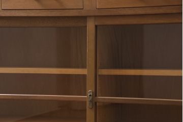 戸棚をリペア&カスタム!板戸をガラス戸へ変更。棚はセパレートさせ、可動式の棚板を設置。天板の補強。引き出しの底板を張り替え。(収納棚、キャビネット、サイドボード、飾り棚)