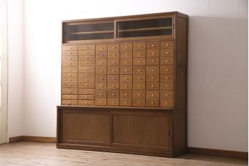 キャビネットをリペア&カスタム!ガラスをゆらゆらガラスへ入れ替え。欠損した取っ手を取り付け。棚はセパレートさせ、可動式の棚板を設置。塗装を剥離し明るい色味に着色し仕上げ。(収納棚、引き出し)