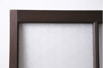 昭和初期のガラス戸2枚をリペア&カスタム!設置場所に合わせてリサイズ。戸車を取り付け。濃い茶色で着色し仕上げ。(引き戸、建具)