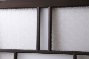 昭和初期のガラス戸2枚をリペア&カスタム!設置場所に合わせてリサイズ。戸車を取り付け。濃い茶色で着色し仕上げ。(引き戸、建具)