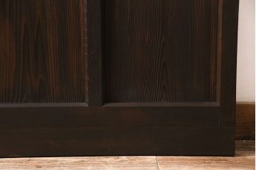 昭和初期のガラス戸2枚をリペア&カスタム!設置場所に合わせてリサイズ。戸車を取り付け。濃い茶色で着色し仕上げ。(引き戸、建具)