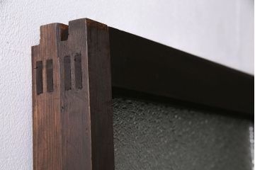 昭和初期のガラス戸2枚をリペア&カスタム!設置場所に合わせてリサイズ。戸車を取り付け。濃い茶色で着色し仕上げ。(引き戸、建具)