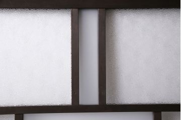 昭和初期のガラス戸2枚をリペア&カスタム!設置場所に合わせてリサイズ。戸車を取り付け。濃い茶色で着色し仕上げ。(引き戸、建具)