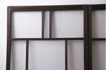 昭和初期のガラス戸2枚をリペア&カスタム!設置場所に合わせてリサイズ。戸車を取り付け。濃い茶色で着色し仕上げ。(引き戸、建具)
