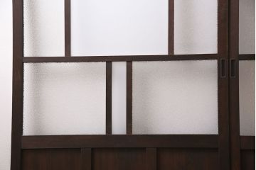 昭和初期のガラス戸2枚をリペア&カスタム!設置場所に合わせてリサイズ。戸車を取り付け。濃い茶色で着色し仕上げ。(引き戸、建具)
