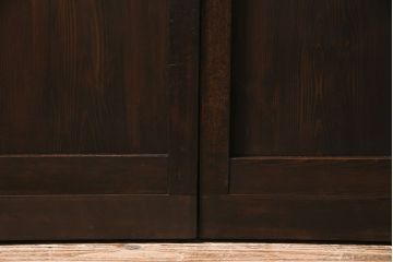 昭和初期のガラス戸2枚をリペア&カスタム!設置場所に合わせてリサイズ。戸車を取り付け。濃い茶色で着色し仕上げ。(引き戸、建具)