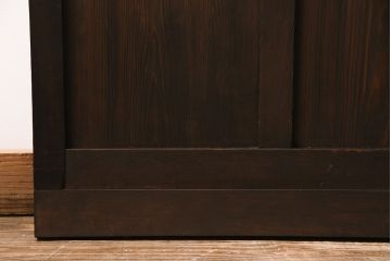 昭和初期のガラス戸2枚をリペア&カスタム!設置場所に合わせてリサイズ。戸車を取り付け。濃い茶色で着色し仕上げ。(引き戸、建具)