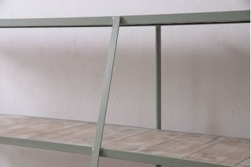アイアンラックをリペア&カスタム!アイアン部分はくすんだグリーン、棚板は茶色がかったアイボリーでペイント仕上げ。(オープンラック、シェルフ、飾り棚)
